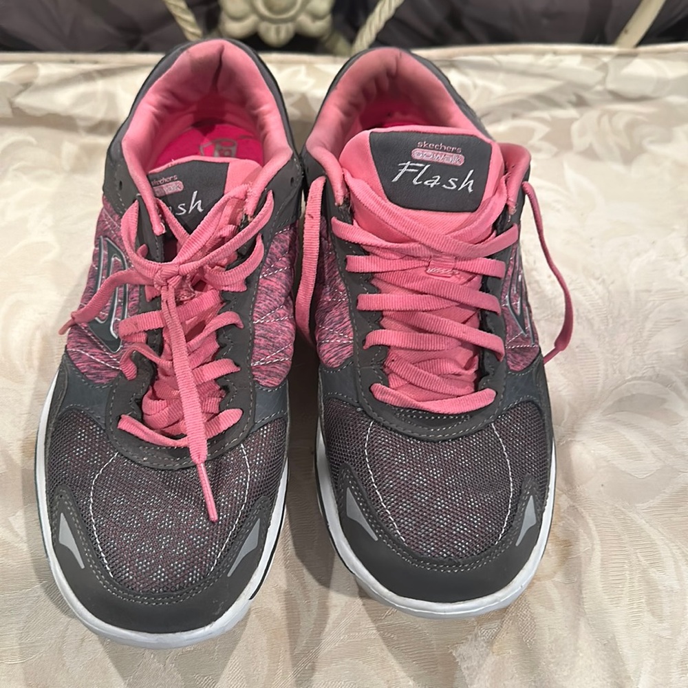 Skechers size 7 walking sneaker